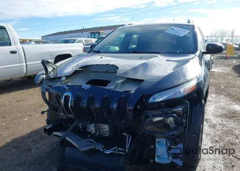 2018 Jeep Cherokee Latitude Plus 4X4 z USA, uszkodzony, nr VIN 1C4PJMLB3JD569791